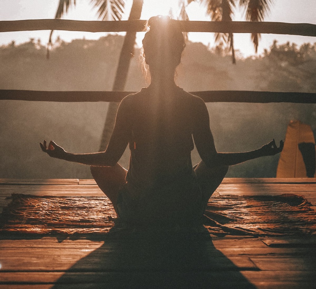 Pessoa meditando — bem-estar mental e equilíbrio